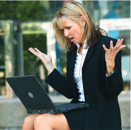 Produktsicherheit - Frau mit Notebook